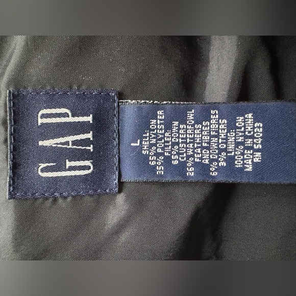 NWOT GAP PUFFER VEST - Picture 3 of 3
